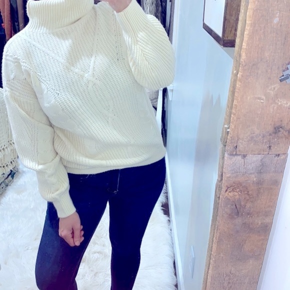 TURTLENECK ivory color cable knit sweater size small oversized - Picture 2 of 4